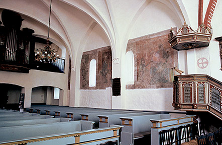 Kreuzrippengewölbe aus dem 16. Jhd. überschneidet Bildzyklus.